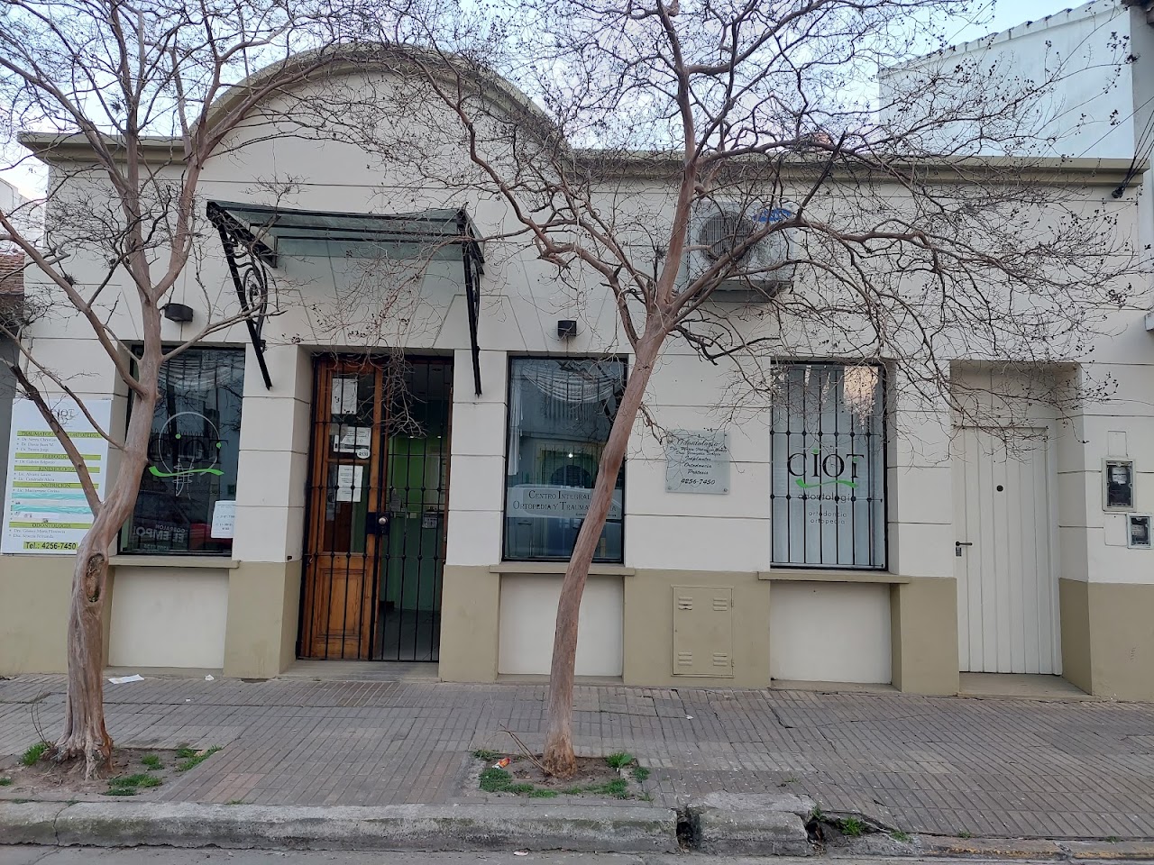 Fachada del consultorio y moderna sala de kinesiología y rehabilitación en Berazategui